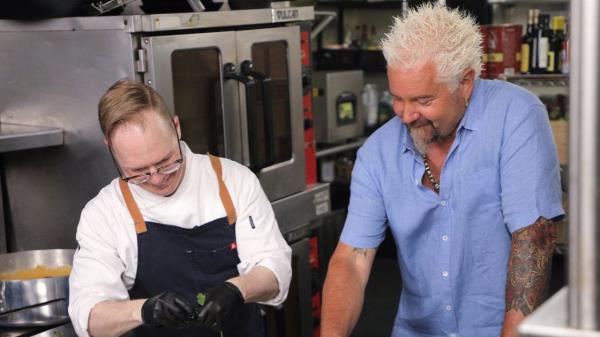 盖伊·菲利(Guy Fieri)喜欢这家莫比尔餐厅和它的社区