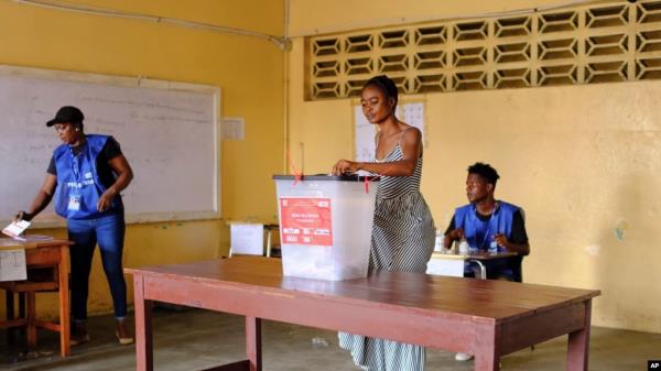 A woman casts her ballot in the second round of presidential elections in Monrovia, Liberia, Nov. 14, 2023. Liberian President George Weah co<em></em>nceded defeat late Friday after provisio<em></em>nal results from this week's runoff vote showed challenger Joseph Boakai beating him.