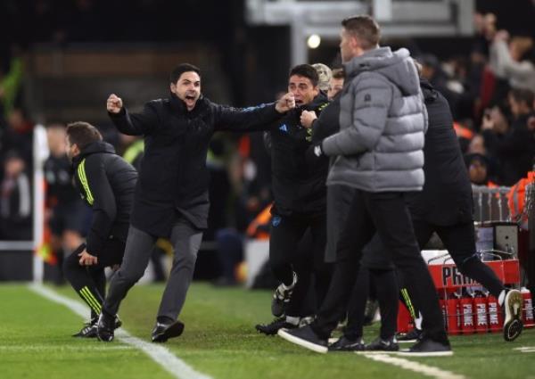 Mikel Arteta, Manager of Arsenal, celebrates after Declan Rice of Arsenal scores the team's fourth goal during the Premier League match between Luton Town and Arsenal FC at Kenilworth Road on December 05, 2023 in Luton, England. (Photo by Catherine Ivill/Getty Images)