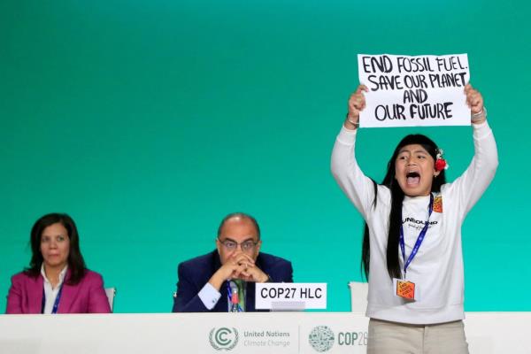 FILE PHOTO: Licypriya Kangujam, an Indigenous climate activist from India, holds a banner during the United Nations Climate Change Co<em></em>nference (COP28) in Dubai, United Arab Emirates, December 11, 2023. REUTERS/Thomas Mukoya/File Photo