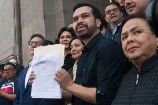 álvarez Máynez outside Mexico's Supreme Court, wher<em></em>e his filed a lawsuit against 'Plan B' in March 2023.