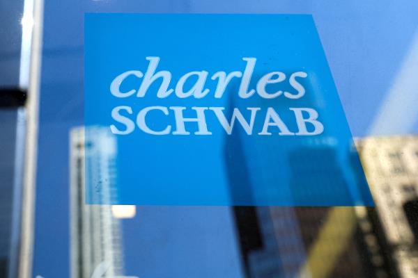 嘉信理财(Charles Schwab)第四季度利润下滑，因昂贵的存款挤压了利息收入