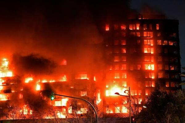 A mega fire devours two residential towers in Valencia, at least 13 injured – News